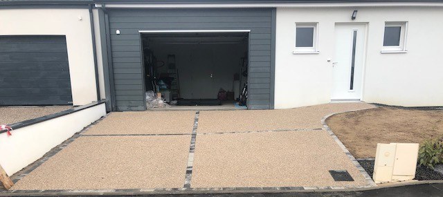 Allée de garage en béton désactivé avec bordures en pavés