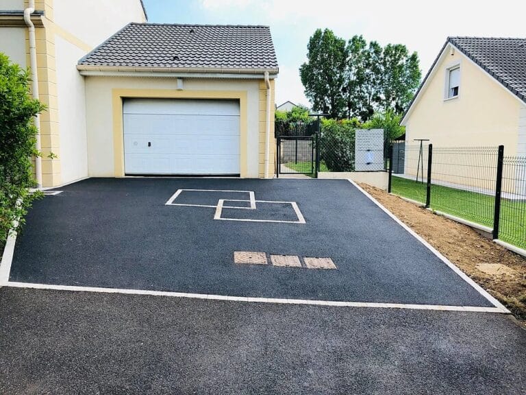 Allée de garage en enrobé avec bordures blanches