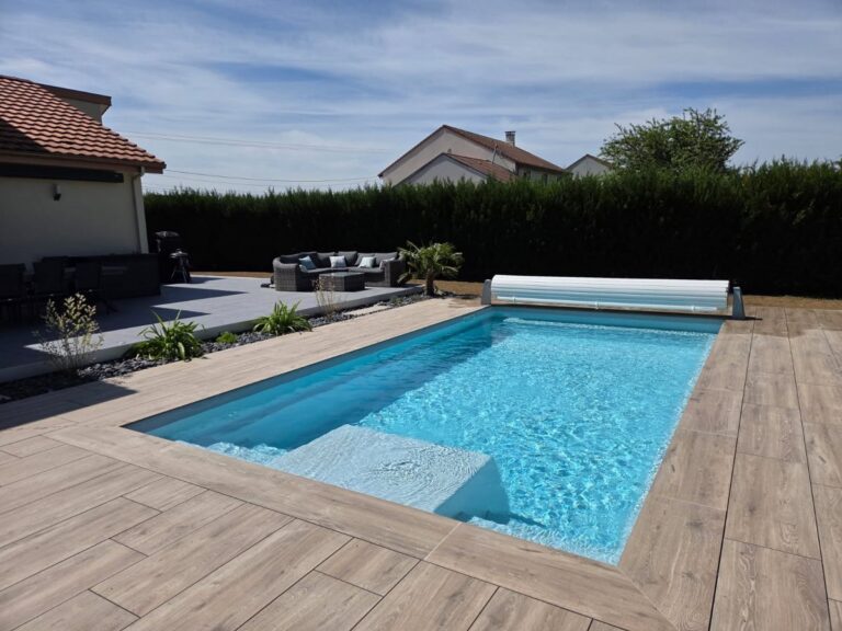 Dallage imitation bois autour d'une piscine et terrasse en dalles grises